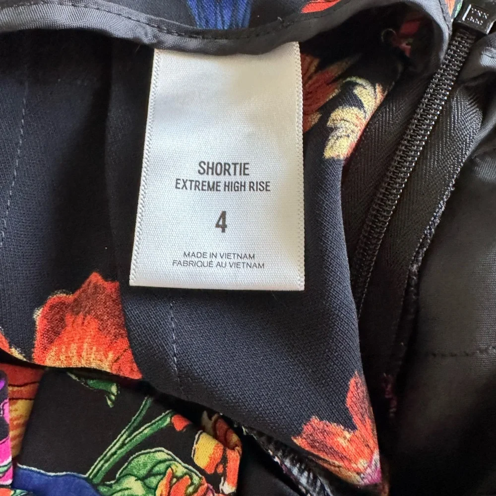 Express Baggy shorts, multi floral, 4, high paperback waist, side zip NWOT - Picture 8 of 9